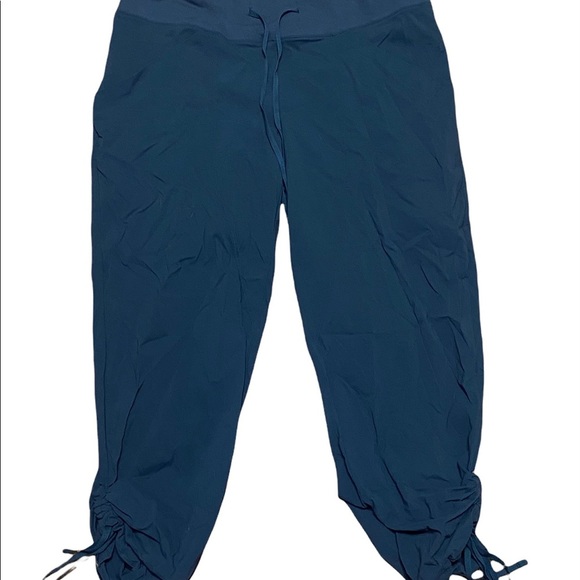 Lucy Lets Jet Capri Ruched Leg Pants Sm 